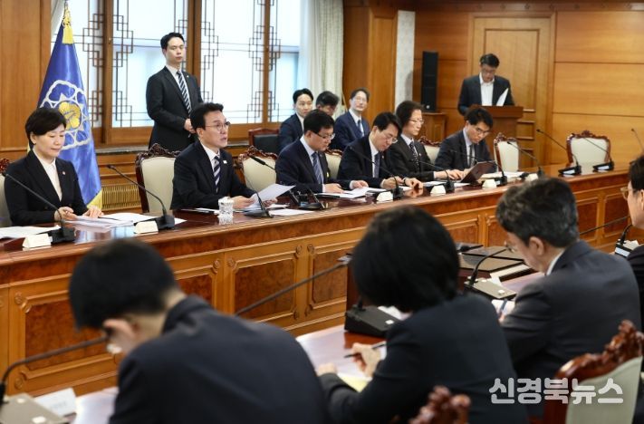 김민석 국무총리가 8일 세종대로 정부서울청사에서 열린 비상경제본부회의를 주재하고 있다.