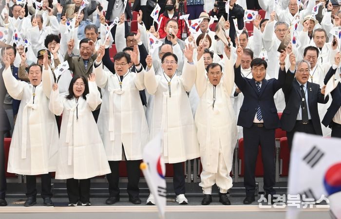 ‘오직, 한없이 아름다운 나라’를 향한 염원 되새기며