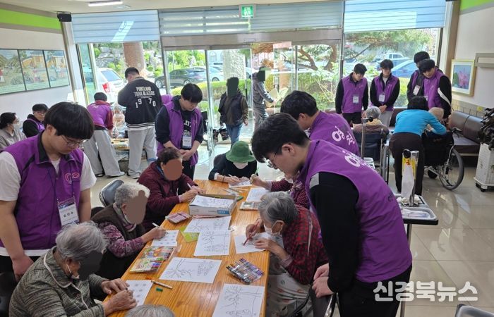 영천고등학교 지역사랑 자원봉사 동아리 학생들이 참좋은요양병원에서 어르신들과 여가 활동을 함께하고 있다.