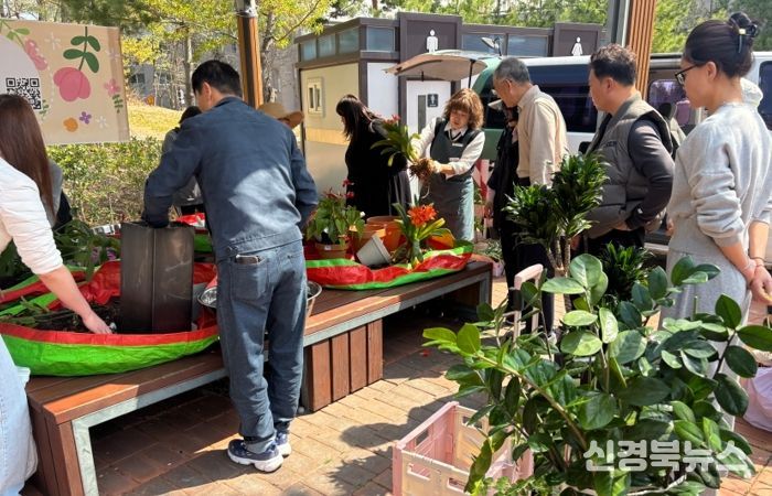 포항시는 지난 11일 ‘나만의 작은 정원:화분’ 분갈이 실습 교육을 열고 150여 명의 시민이 참여한 가운데 프로그램을 마무리했다.