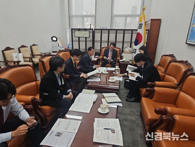 경주시는 14일 국회를 방문해 김석기 국회의원 및 외교부 심의관과 포스트APEC 핵심사업의 원활한 추진과 국비 확보를 위한 업무협의를 진행했다