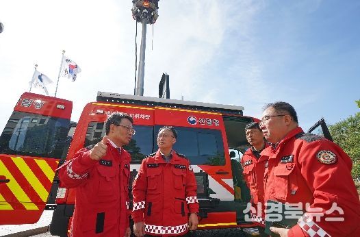 박은식산림청장(왼쪽 첫번째)이 16일 유·무선 통신시스템 탑재 고성능 통신지휘차량 성능을 점검하고 있다